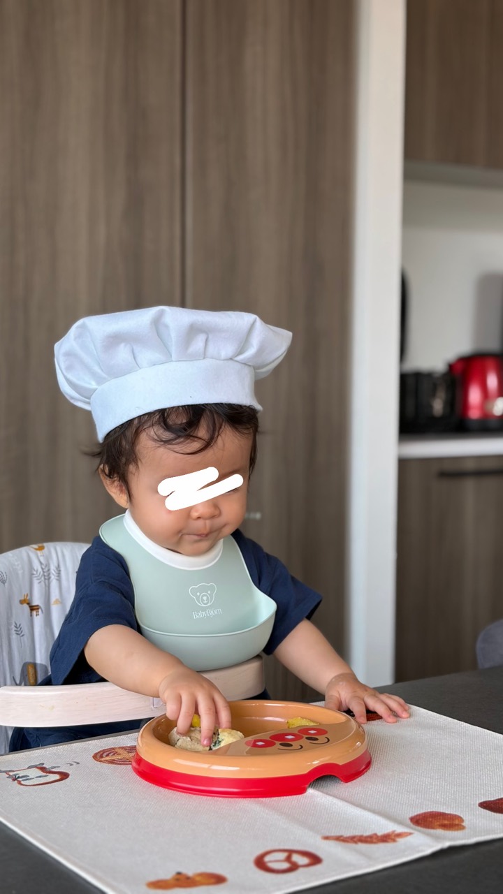 手作りのコック帽を身につけた姿