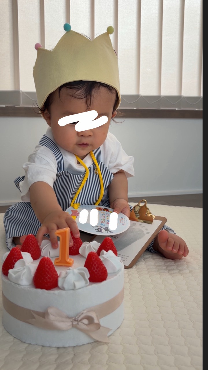 手作りクラウンとケーキで祝う1歳の誕生日