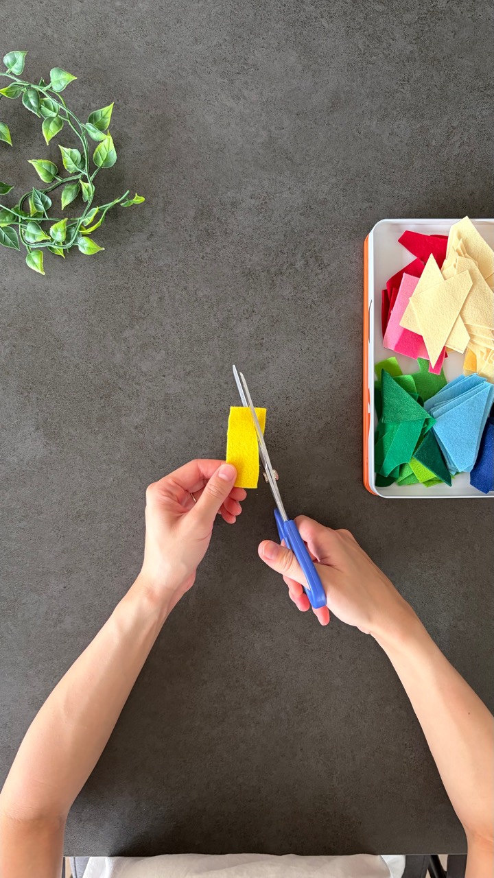 カラフルなフェルトを切って手作りおもちゃを制作する様子